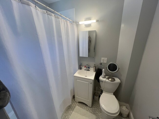 Building Photo - Very nice 3 bed 2 bath in Somerville... Don't miss out!