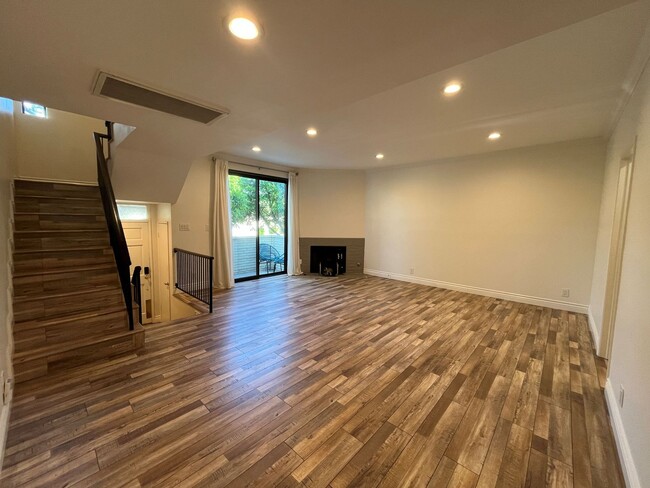 Building Photo - MOVE-IN READY, upgraded 3+3 w/bonus room!