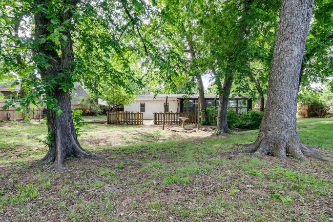 Building Photo - Spacious mid-century ranch home in Clegern