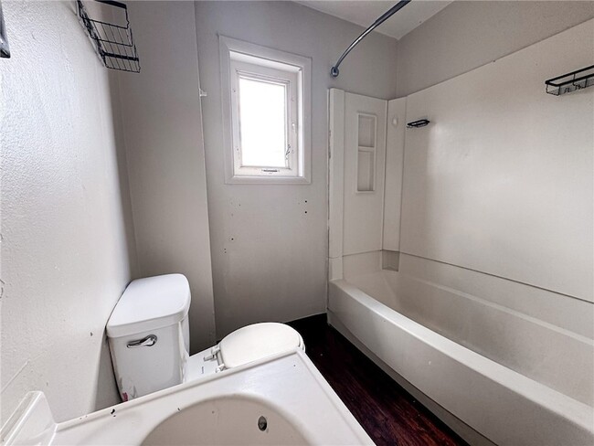 Building Photo - 310 27th St