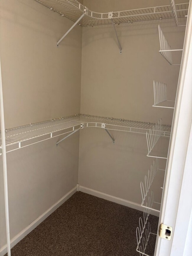 Building Photo - 3 BR/2.5 BA Townhouse