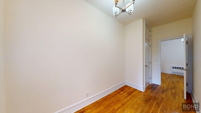 Building Photo - 338 E 70th St