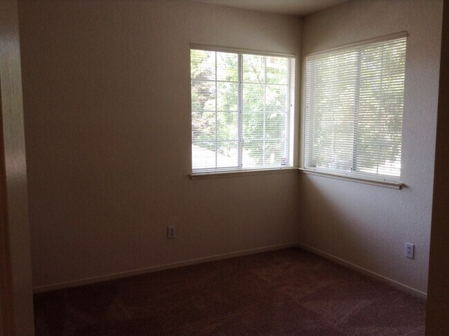 Building Photo - Beautiful 5 bedroom 3 bath home located in Antelope!