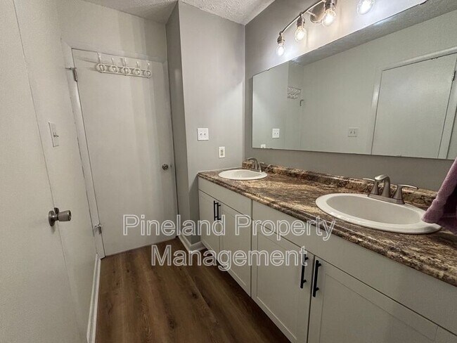 Building Photo - 2012 Lakemeadow Dr