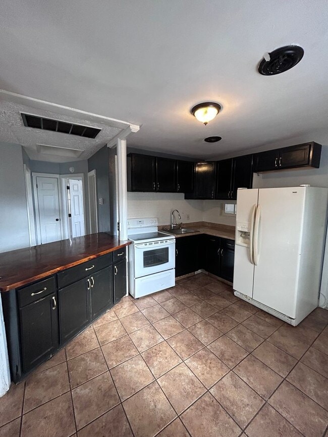 Building Photo - Available Now! | Charming 2 Bed, 1 Bath