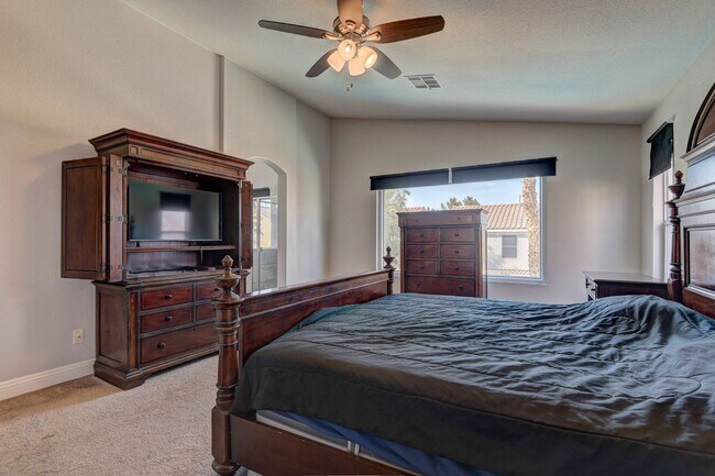 Building Photo - Beautiful remodeled home with pool!