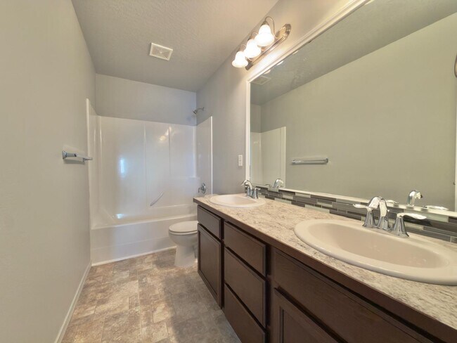 Building Photo - 515 S King St