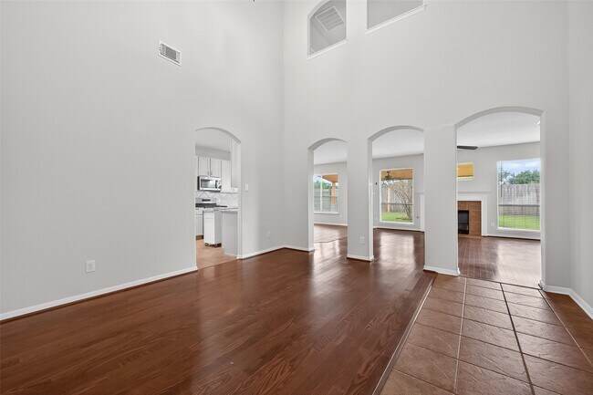 Building Photo - 14335 Plum Springs Dr