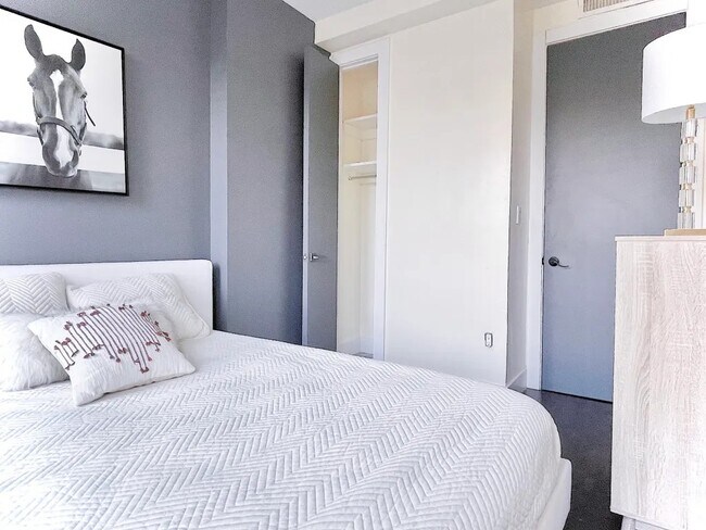 Building Photo - Furnished room/NOT APARTMENT
