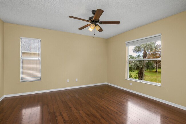 Building Photo - Berkshire Lakes, 2nd Floor, Corner Unit for Annual Lease