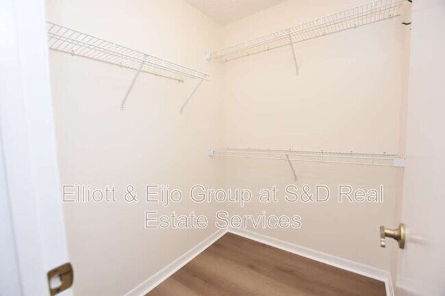 Building Photo - 2220 Maple Hill Ct