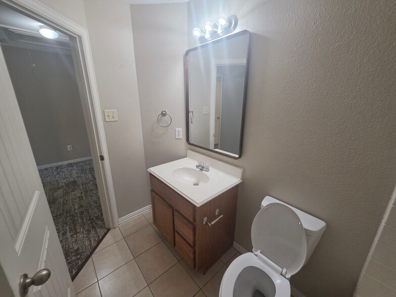 Building Photo - Room in Duplex on Arbor Ave