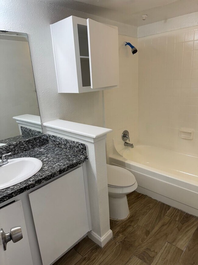 Building Photo - 3 bed, 2 bath, second floor condo