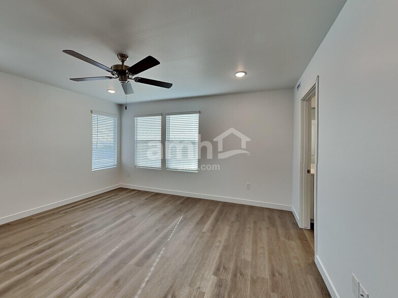 Building Photo - 18467 W Cottontail Ln