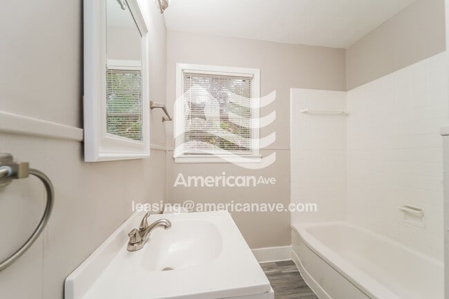 Building Photo - 573 N Park Ln