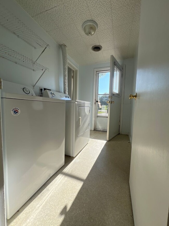 Building Photo - 4 Bedroom Available August 2026! Monthly r...
