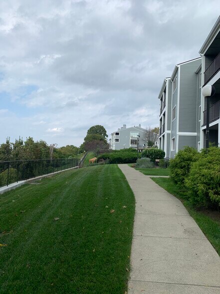 Building Photo - 24 Hudson Point Ln