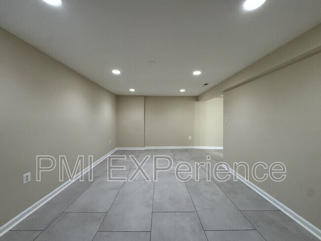 Building Photo - 2067 Chadwick Terrace