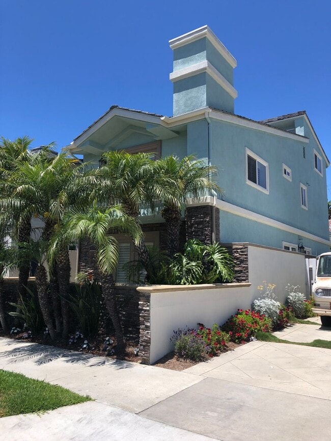 Building Photo - Three-story downtown home two blocks from ...