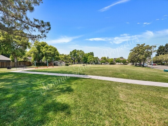 Building Photo - 2 Bedroom 1.5 Bath 2 Car Garage Includes W...