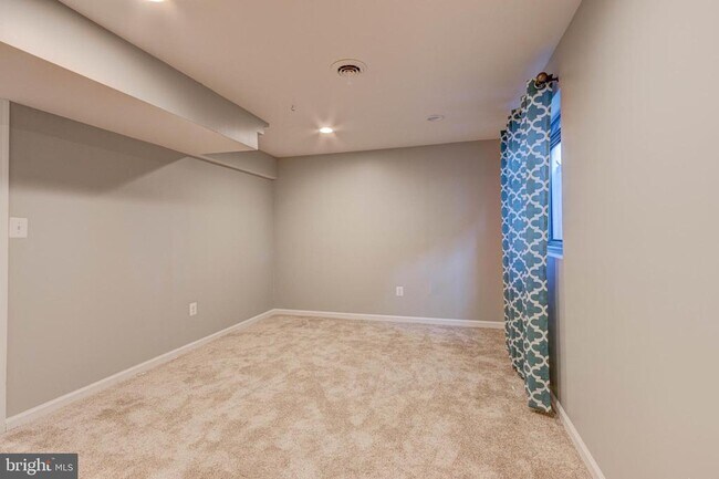 Building Photo - 7925 Carriage Dr