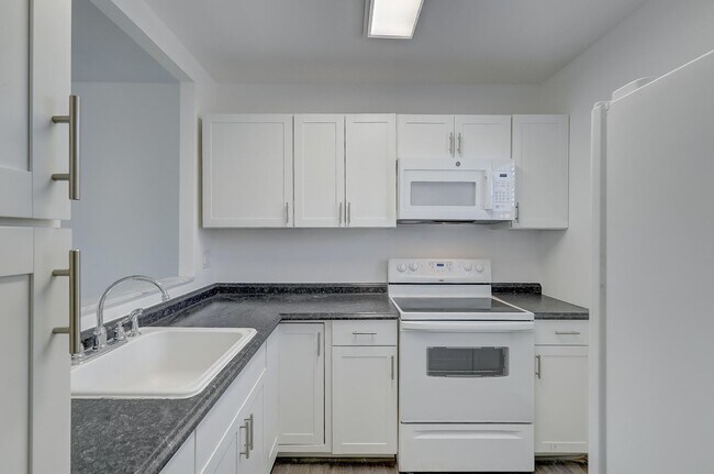 Building Photo - 5111 W Oakland Park Blvd