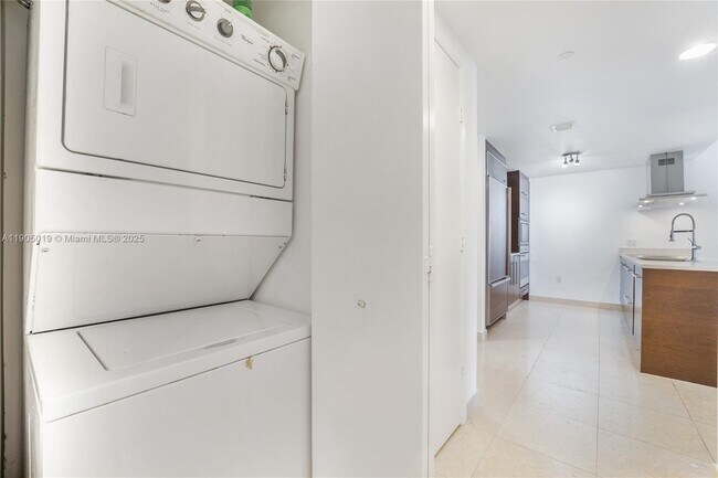 Building Photo - 495 Brickell Ave