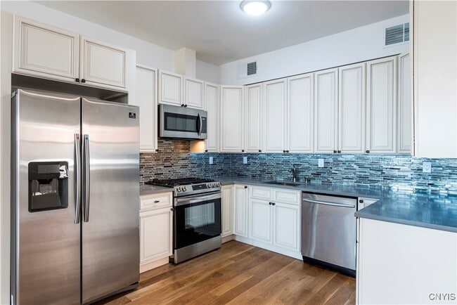 Building Photo - 221 Elizabeth St