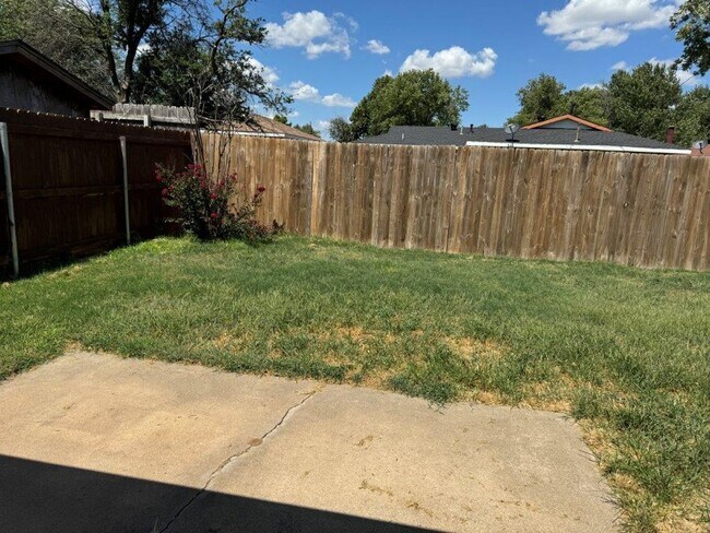 Building Photo - New paint, ready for move in, 3 bed 2 bath, 2 car in south OKC!