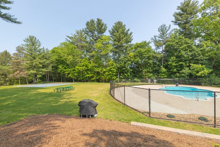 Building Photo - 205 Great Rd