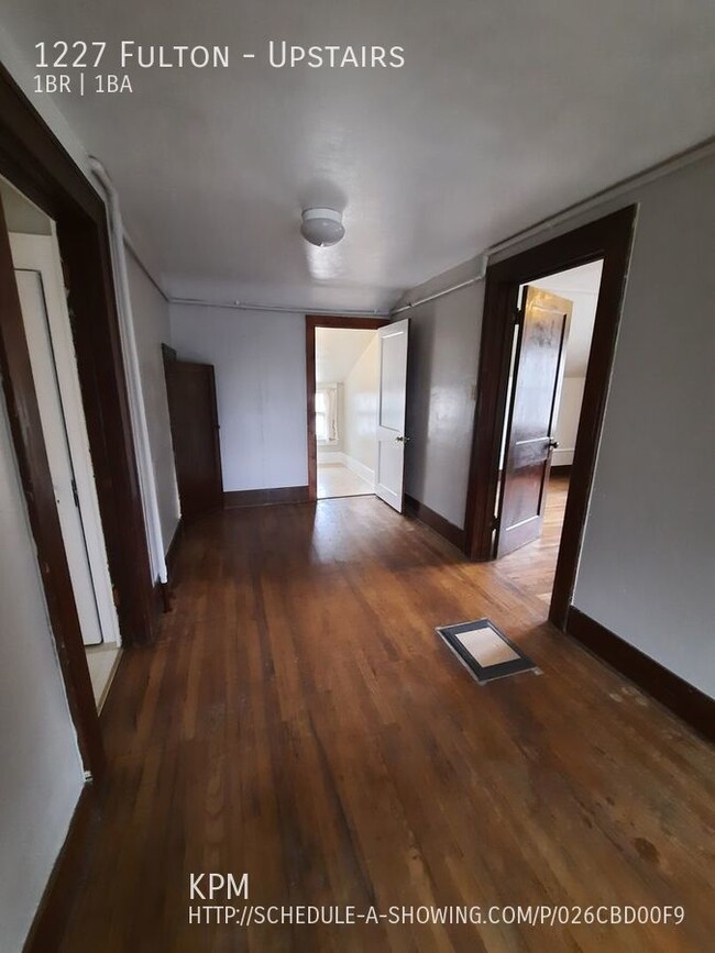 Building Photo - 1 BEDROOM | 1 BATH | ATTIC APARTMENT | CEN...