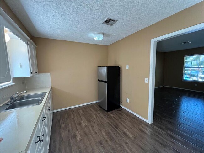 Building Photo - 829 Russell Cir