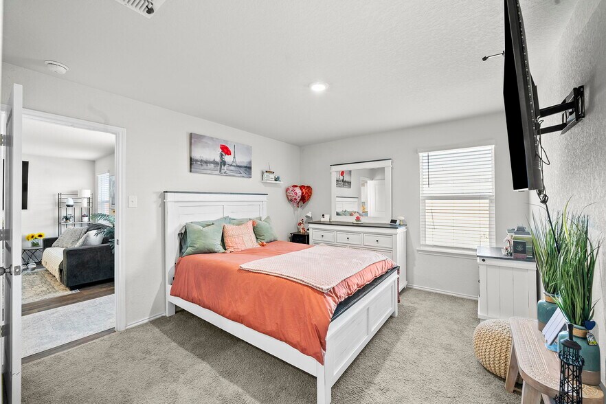 Building Photo - 923 Empress Brilliant