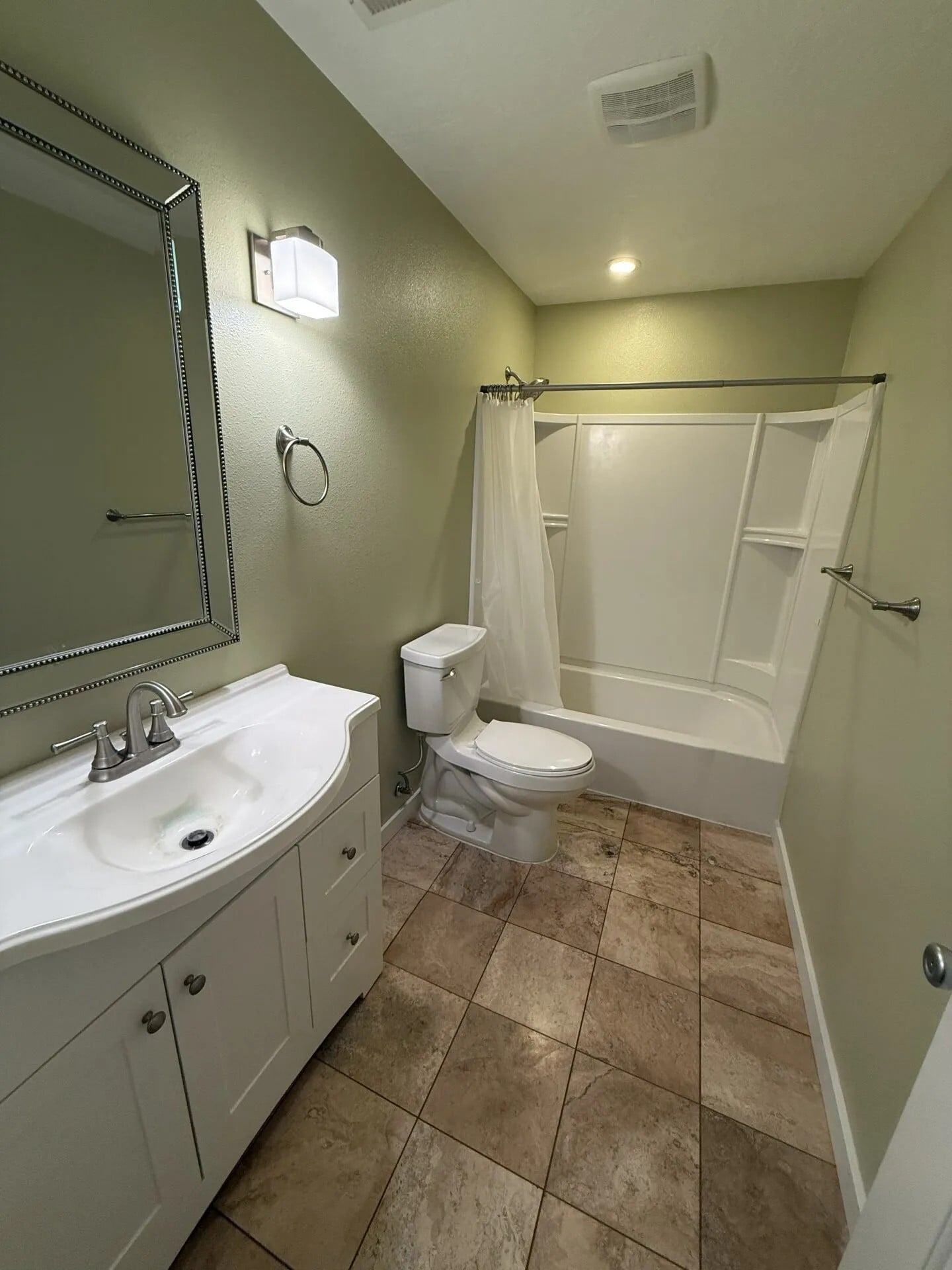 Building Photo - 1390 Stoneridge Dr