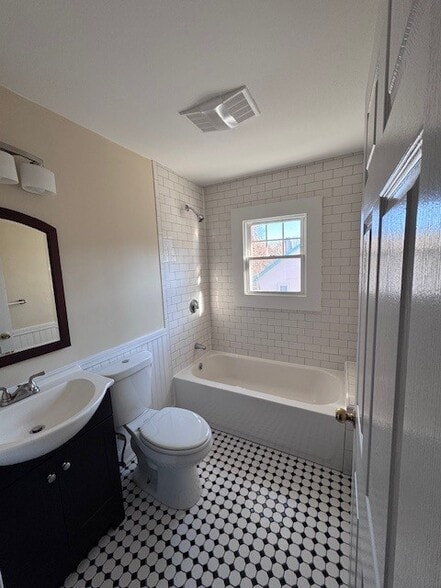 Bathroom - 786 Farmington Ave