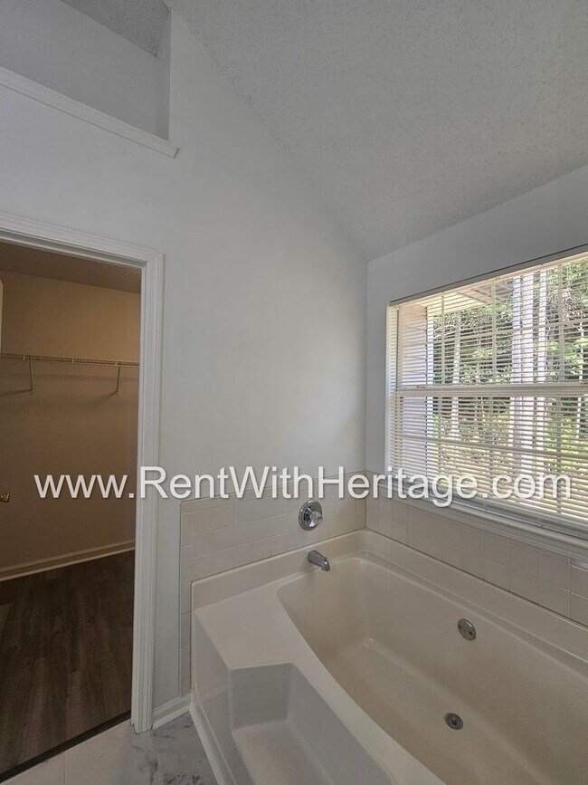 Building Photo - Gorgeous 3bd/ 2.5 bath Home in Popular Nat...