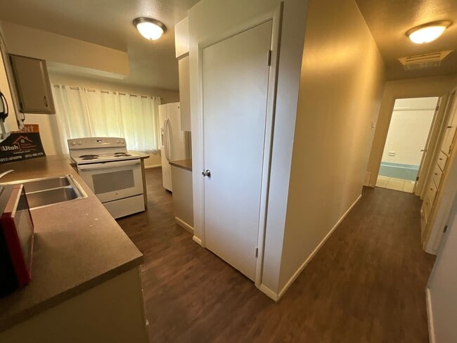 Building Photo - 4 Bedroom 2 Bath Duplex- Dog Friendly