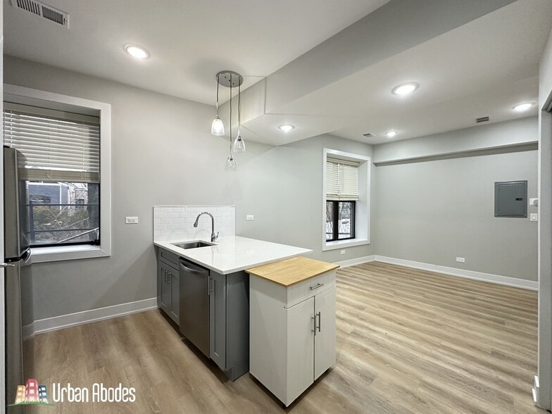 Building Photo - 442 W Belden Ave