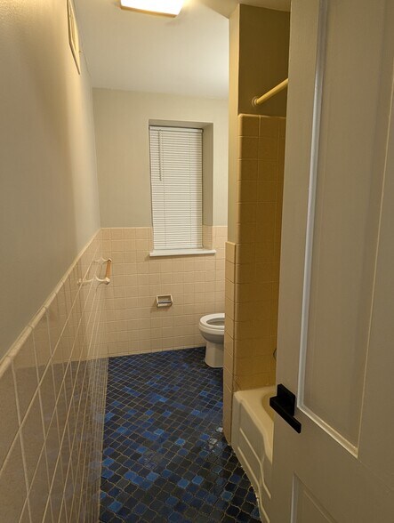 Bathroom - 1109 W James St