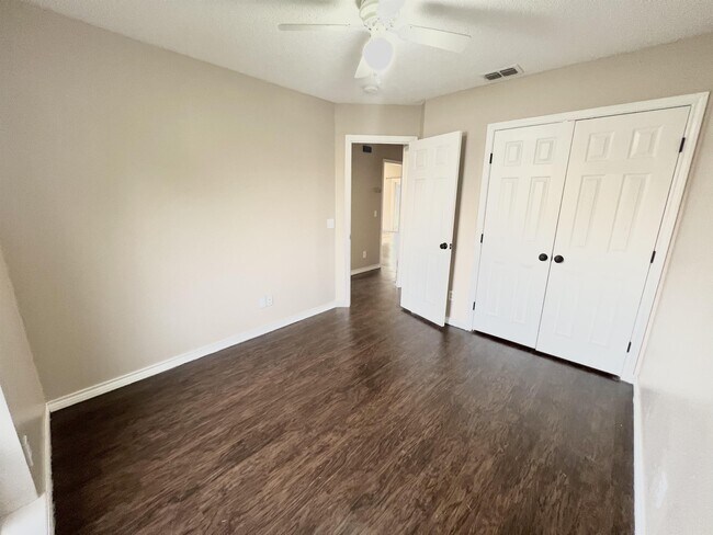Building Photo - 5215 Northview Dr