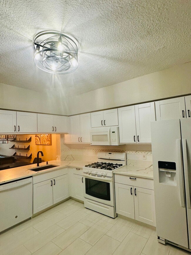 Building Photo - 7821 Sanibel Dr
