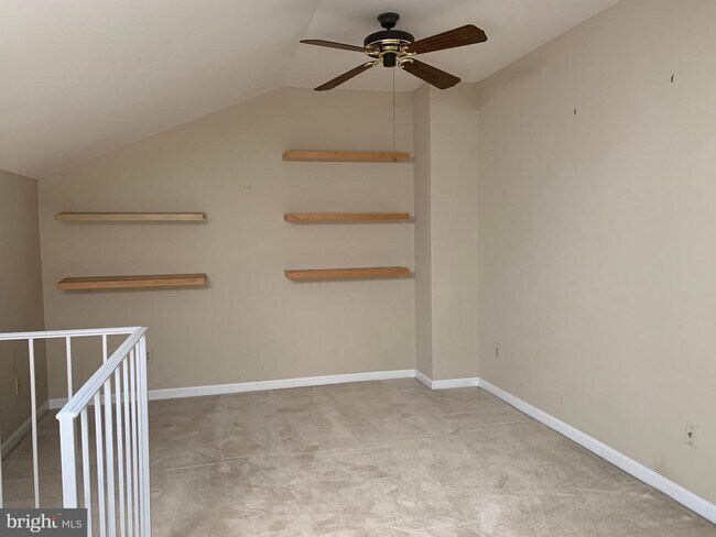 Building Photo - 6084B Essex House Square