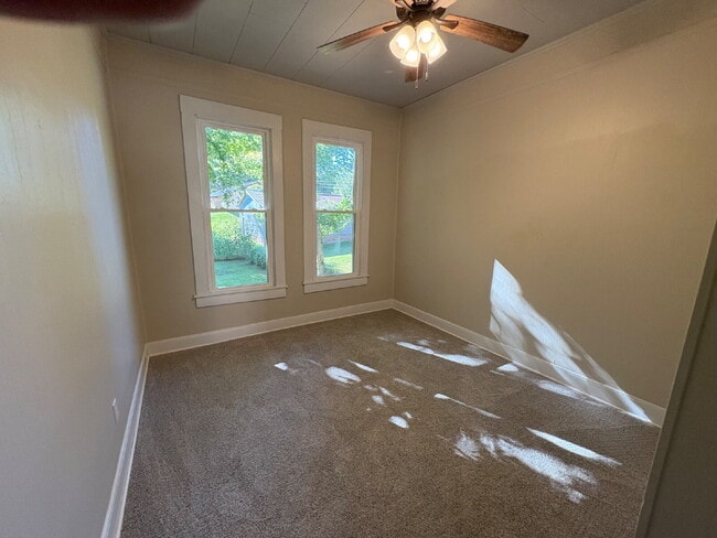 Building Photo - "Charming 4-Bedroom Retreat with 2 Full Baths in the Heart of Martin, TN!"