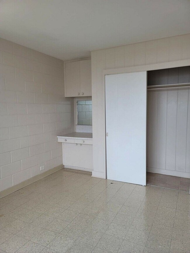 Building Photo - 3-Bedroom 2-bathroom