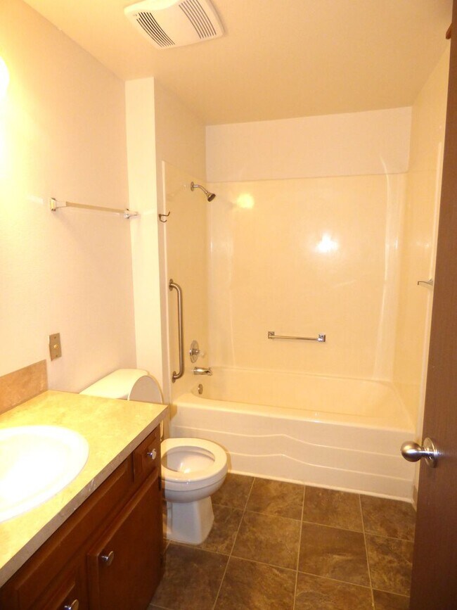 Building Photo - Rent Special: 1/2 Off June's Rent!! 2-bedroom Single Level Apartment
