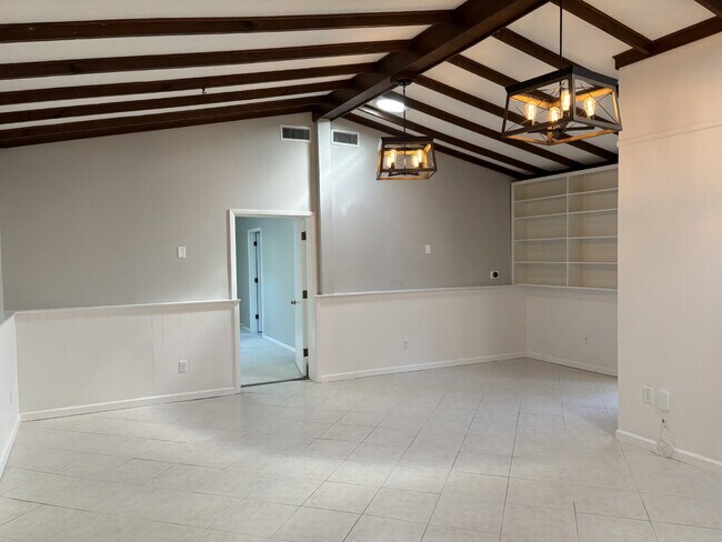 Building Photo - "Coastal Comfort Awaits: Spacious 4-Bed, 3-Bath Home in Fort Walton Beach Haven"