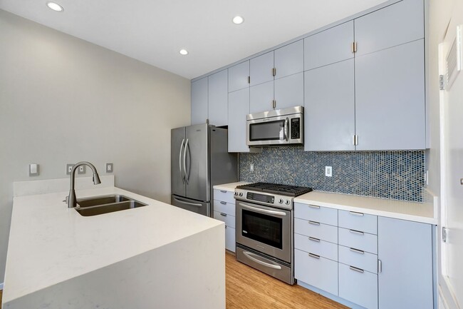 Building Photo - Your Perfect 3/2.5 Los Angeles Home Availa...