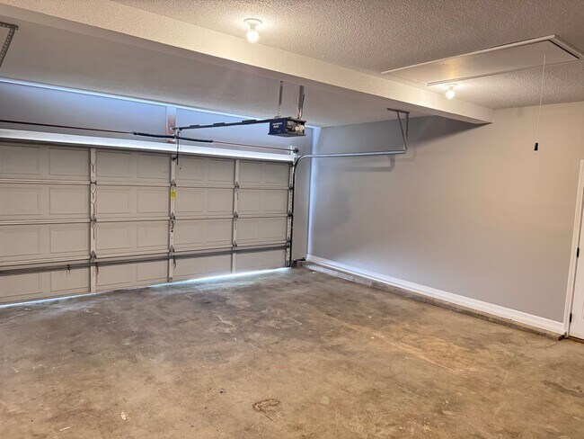 Building Photo - 130 Shady Maple Dr