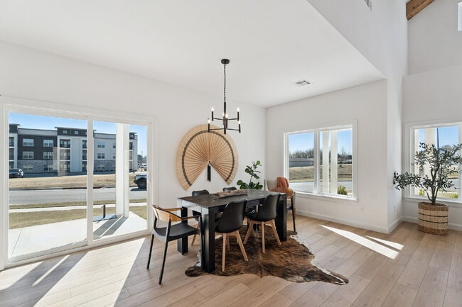 Building Photo - Fully Furnished 4 Bedroom + Bonus Room