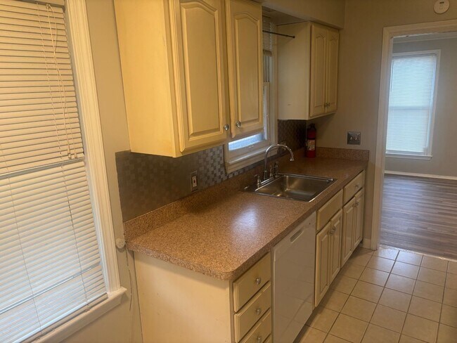 Building Photo - Move-In Ready 3BR Home w/ Fireplace, Garage & Basement – Cleveland